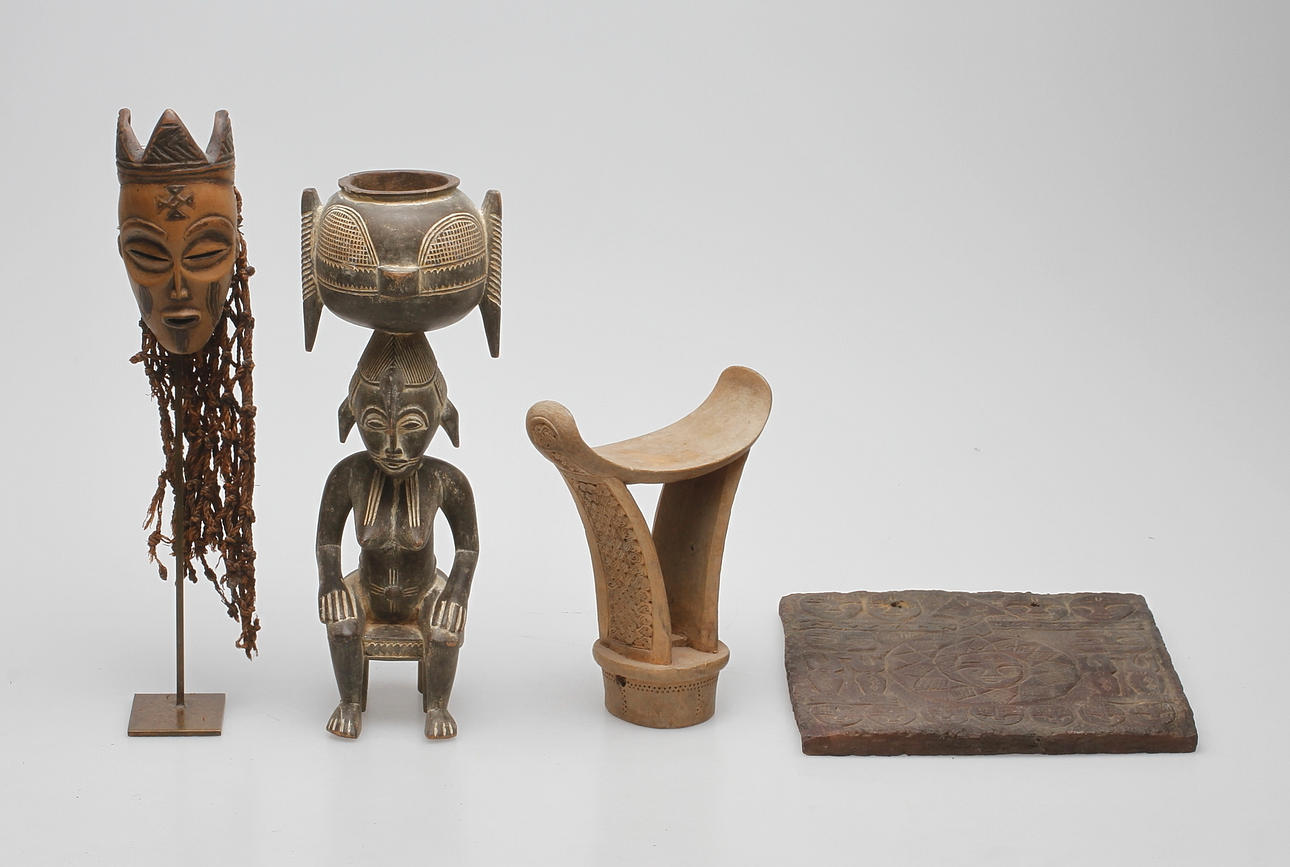 AFRIKANSKA FÖREMÅL, 4 delar, trä.