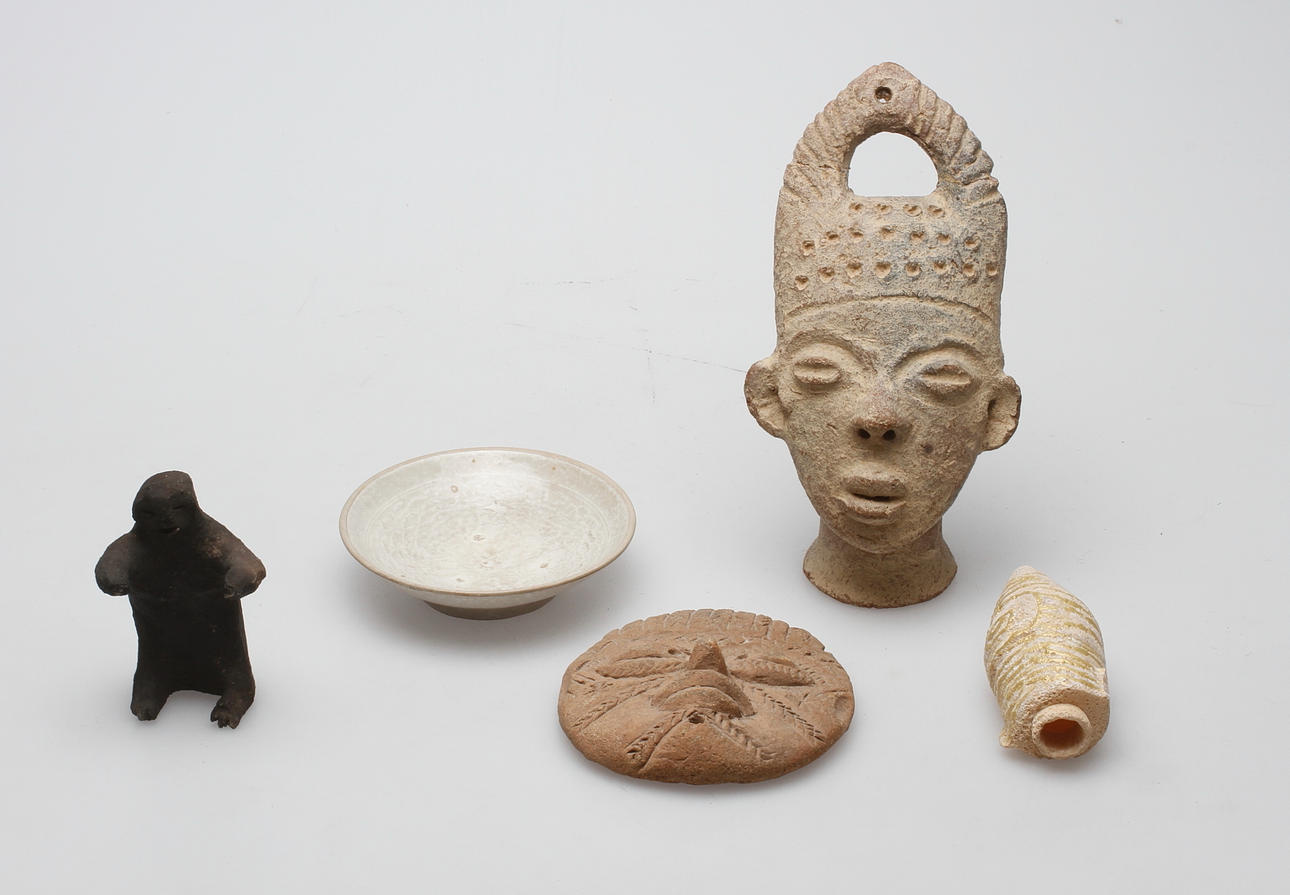 KERAMIKFÖREMÅL, 4 delar.