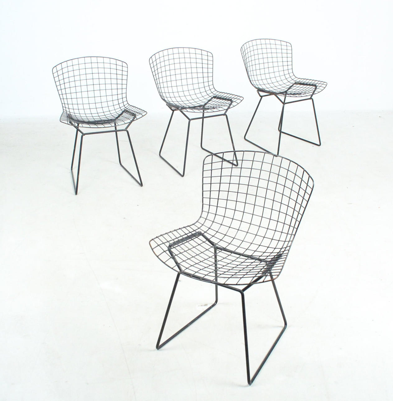 Harry Bertoia - Cuatro sillas de malla de alambre.