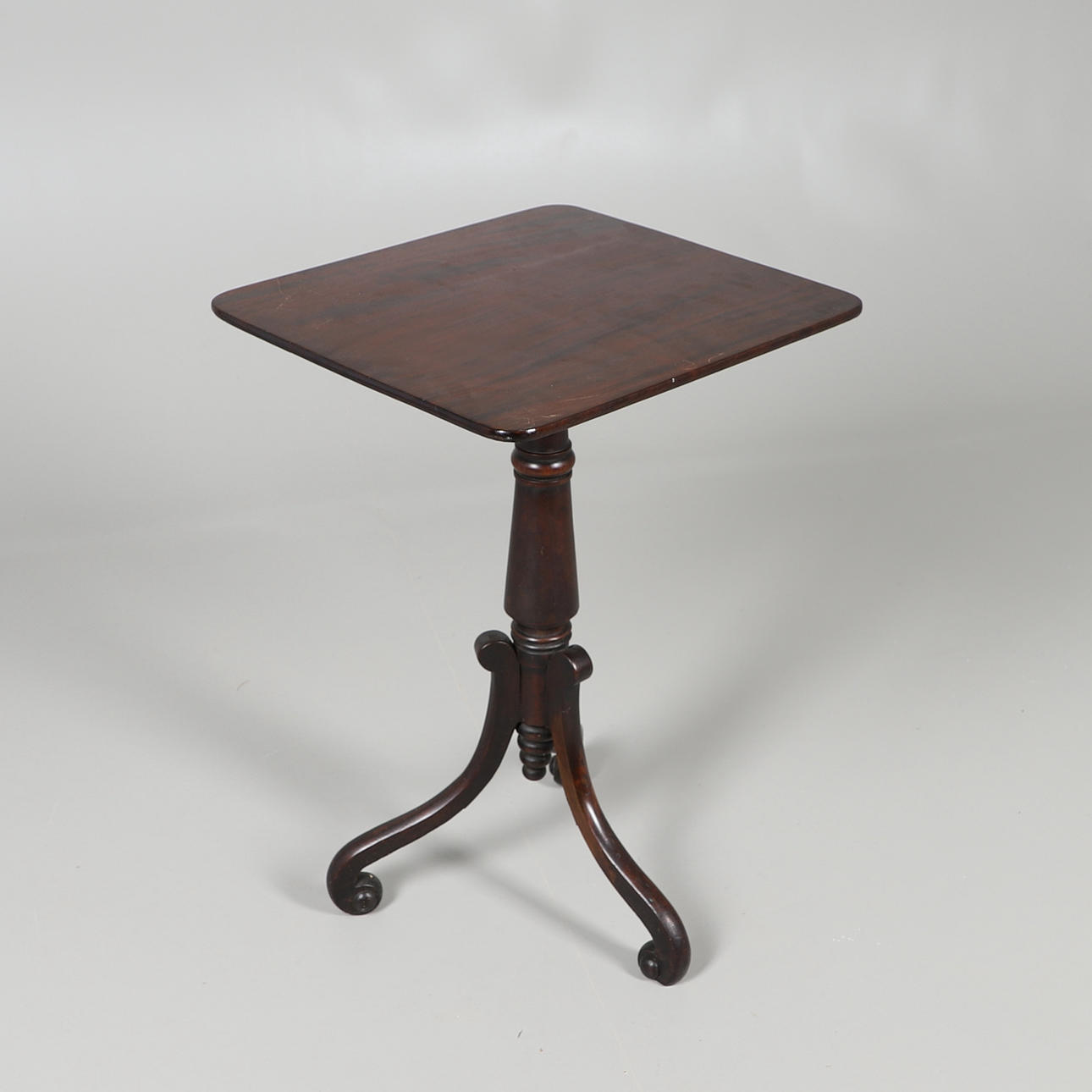 A MAHOGANY TILT TOP SIDE TABLE.