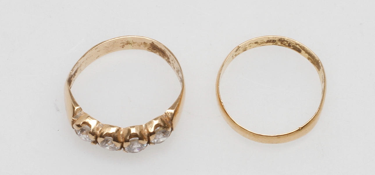 RINGAR, 2 st, 18k guld, vikt ca 5 gr.