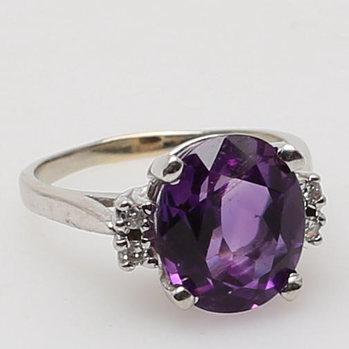 RING i 14 karat vitguld med ametist och briljantslipade diamanter.