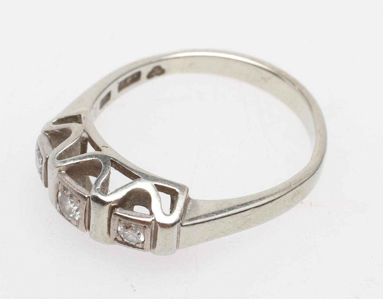 VITGULDSRING med 3 diamanter ca 0,14 ct, 18k guld, vikt ca 3,8 gr.