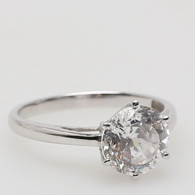 RING i 14 karat vitguld med briljantslipad cyrkonia i klofattning.