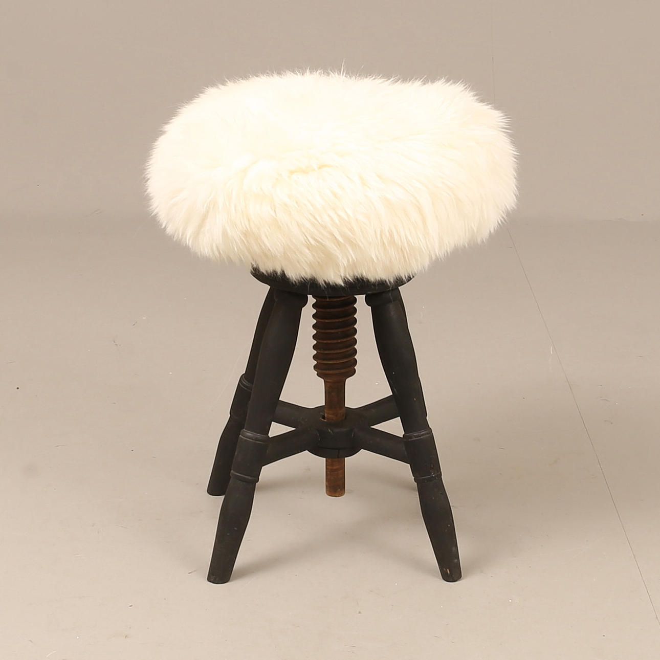 Taburete, madera con piel de oveja.
