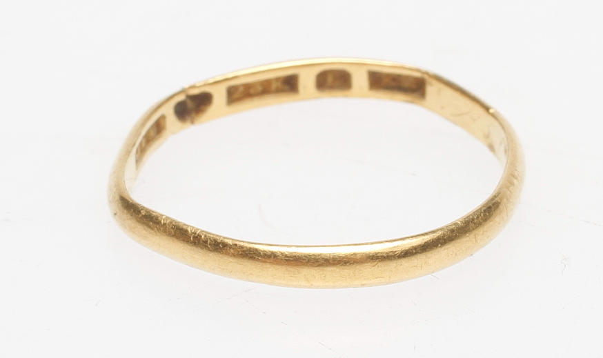 RING, 23k guld, vikt 2,1 gr.