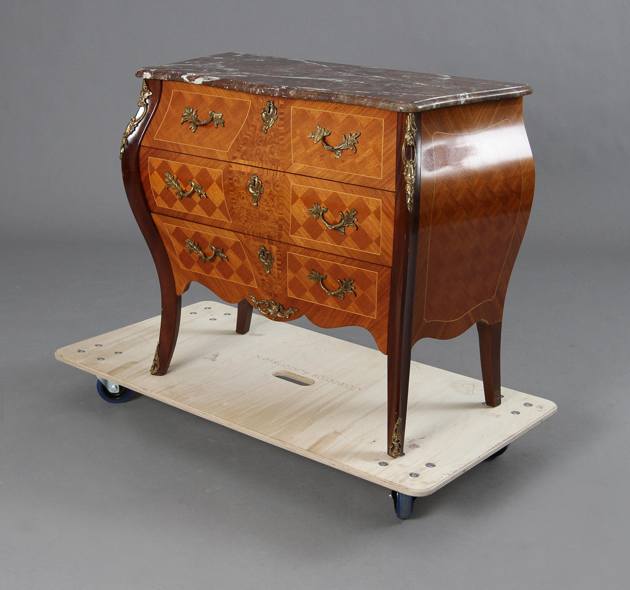 BYRÅ. Rokokostil, 3-lådig med stenskiva.