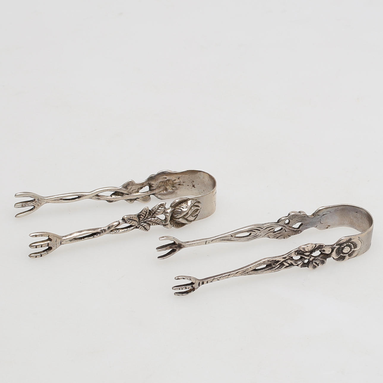 SOCKERTÄNGER i silver, 2 st. Gewe Guld & Silver Ab, 1949/56, Malmö.