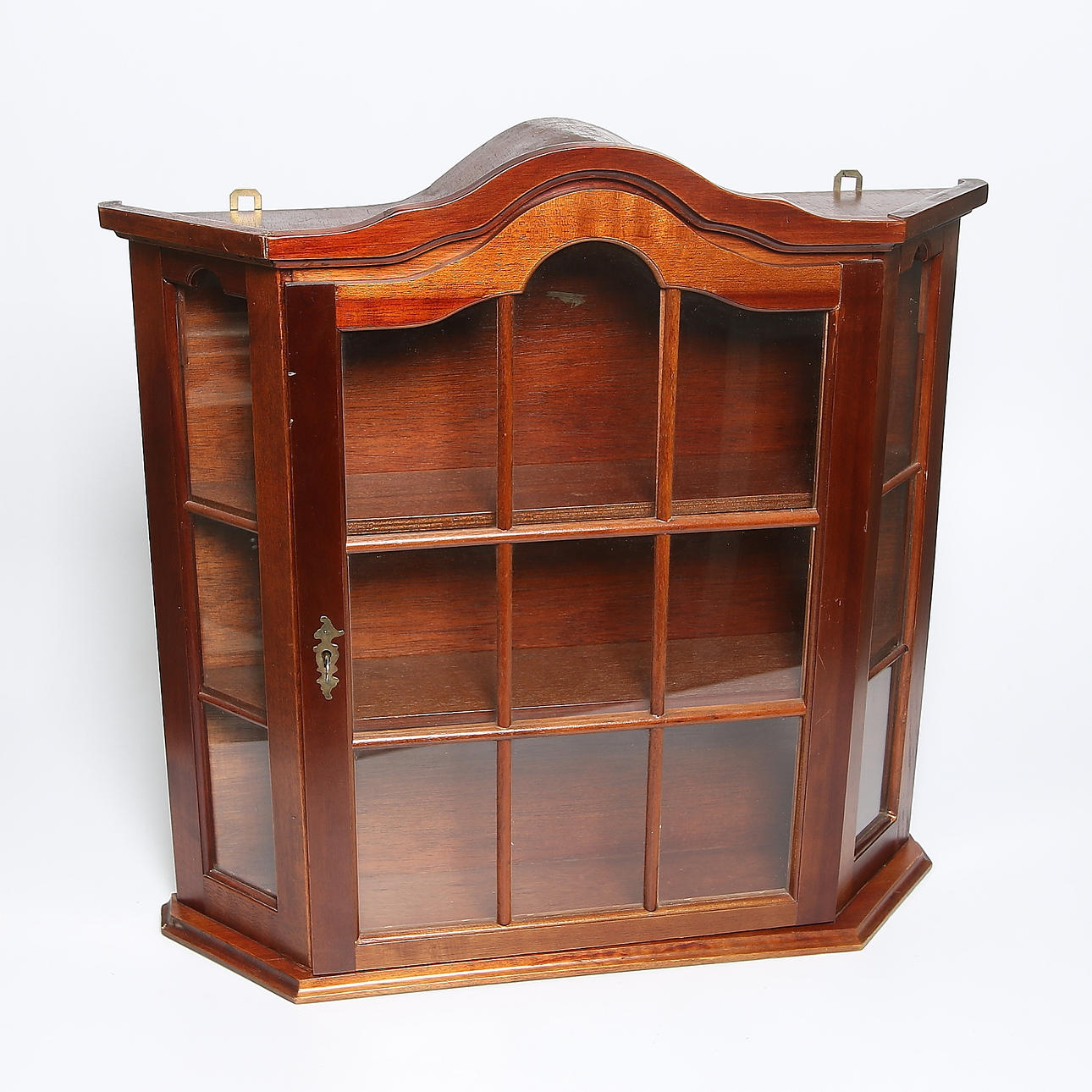 VÄGGSKÅP, engelsk stil. 1900-talets andra hälft.