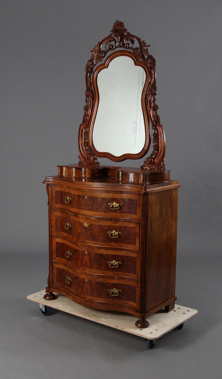 SPEGELBYRÅ. Nyrokoko, valnöt.