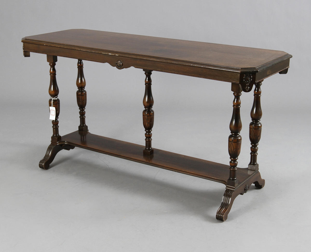 SIDOBORD. Brunbetsad ek, 1900-tal.