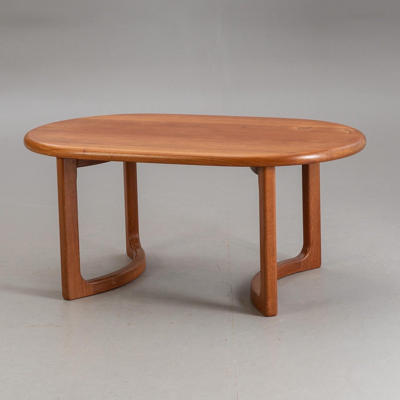 NIELS BACH. Ovaler Teak Couchtisch.