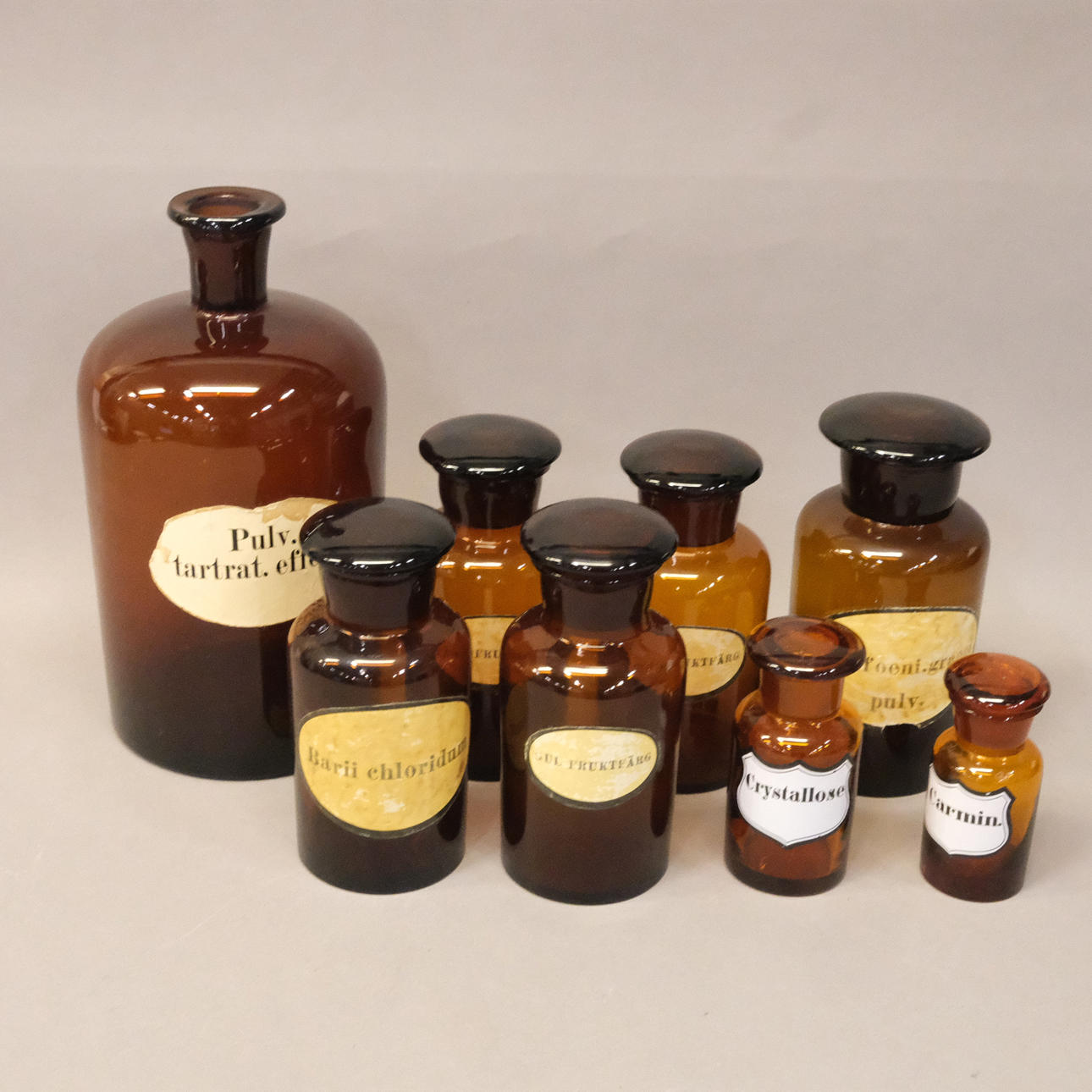 8 GAMLE MEDICINFLASKER.