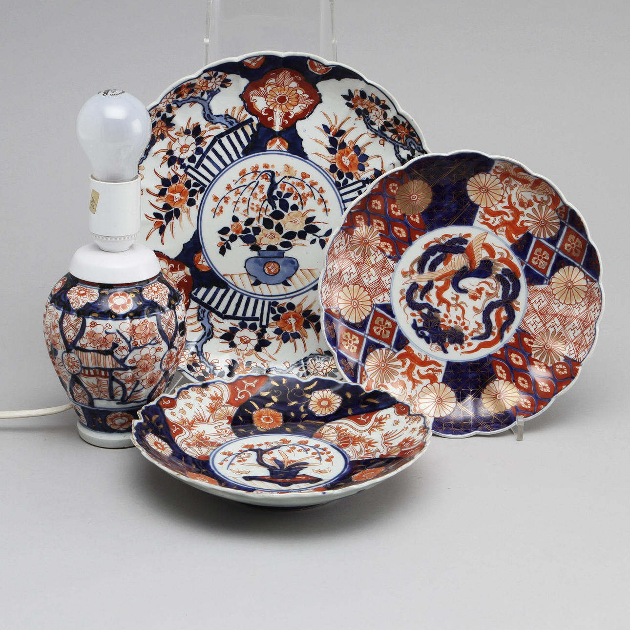 FAT, 3 st, samt BORDSLAMPA, porslin, Japan, 1800/1900-tal.