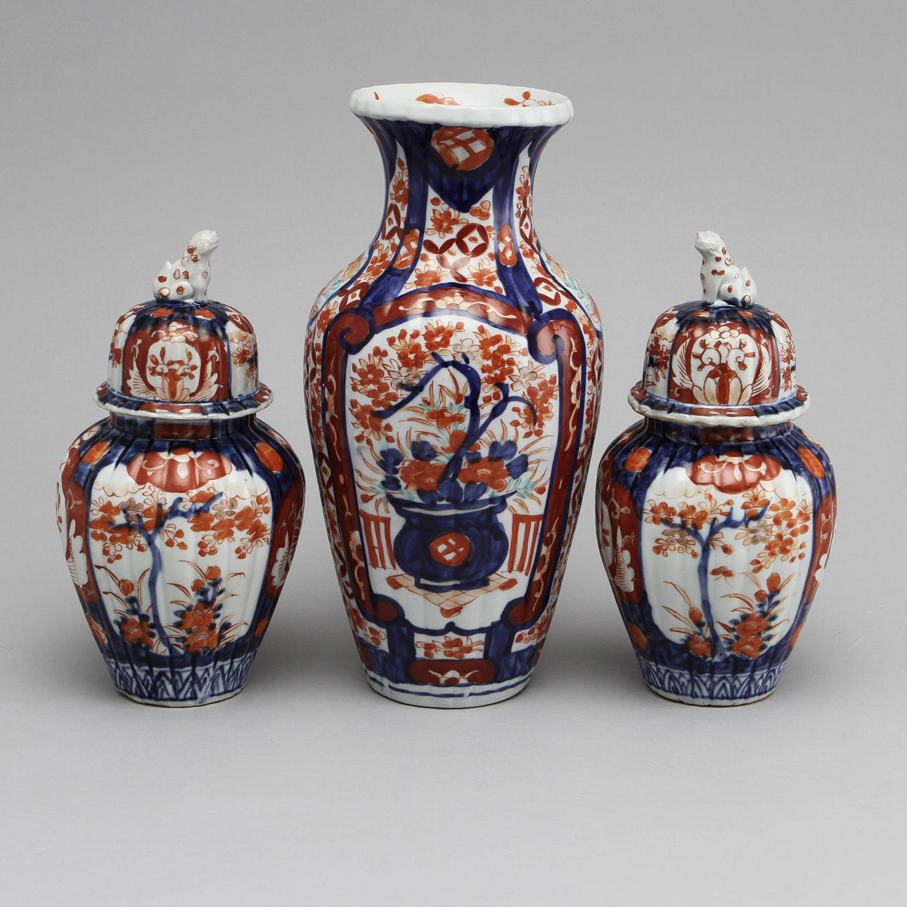 LOCKURNOR, ett par, samt VAS, porslin, Japan, 1800/1900-tal.