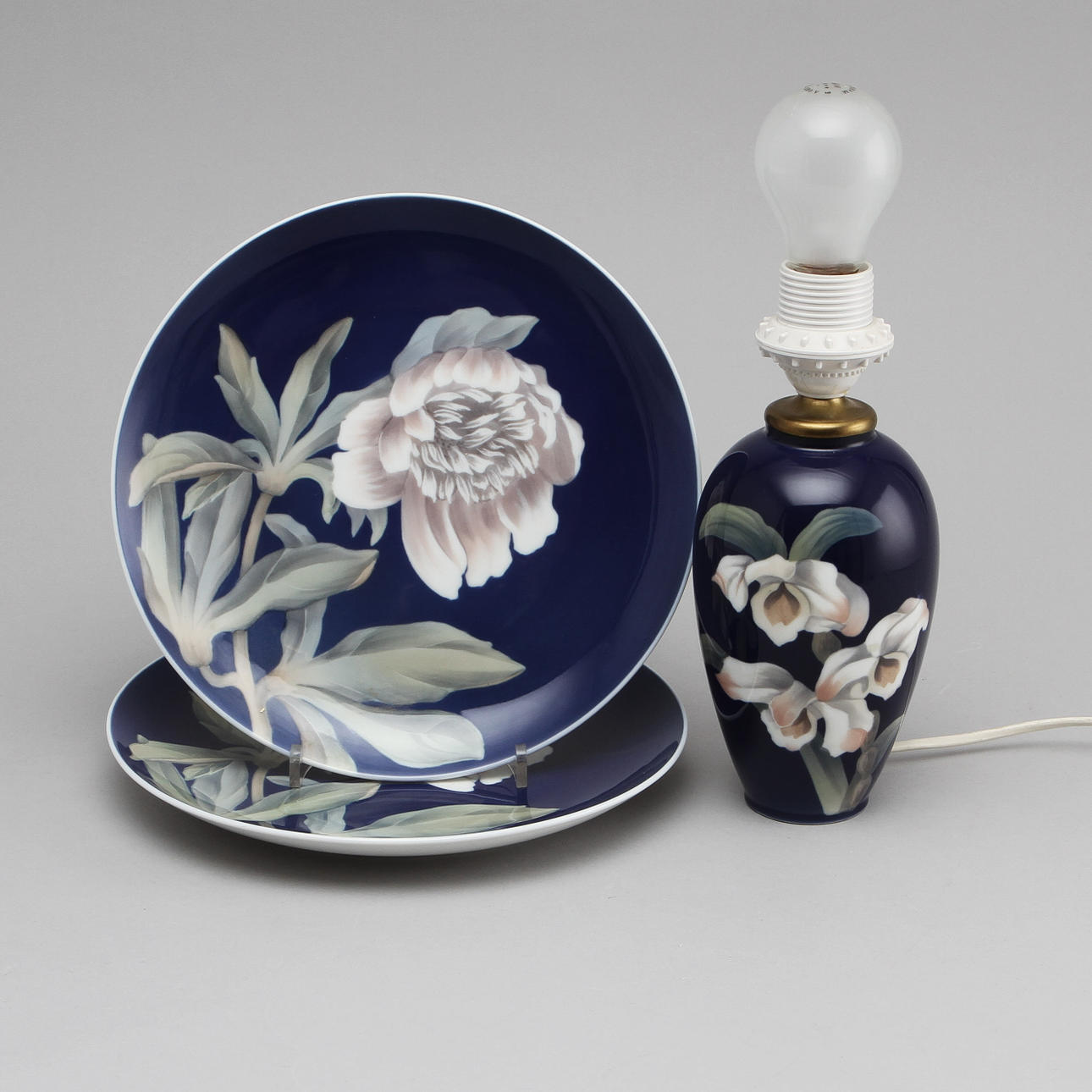 FAT, 2 st samt BORDSLAMPA, porslin, Royal Copenhagen.