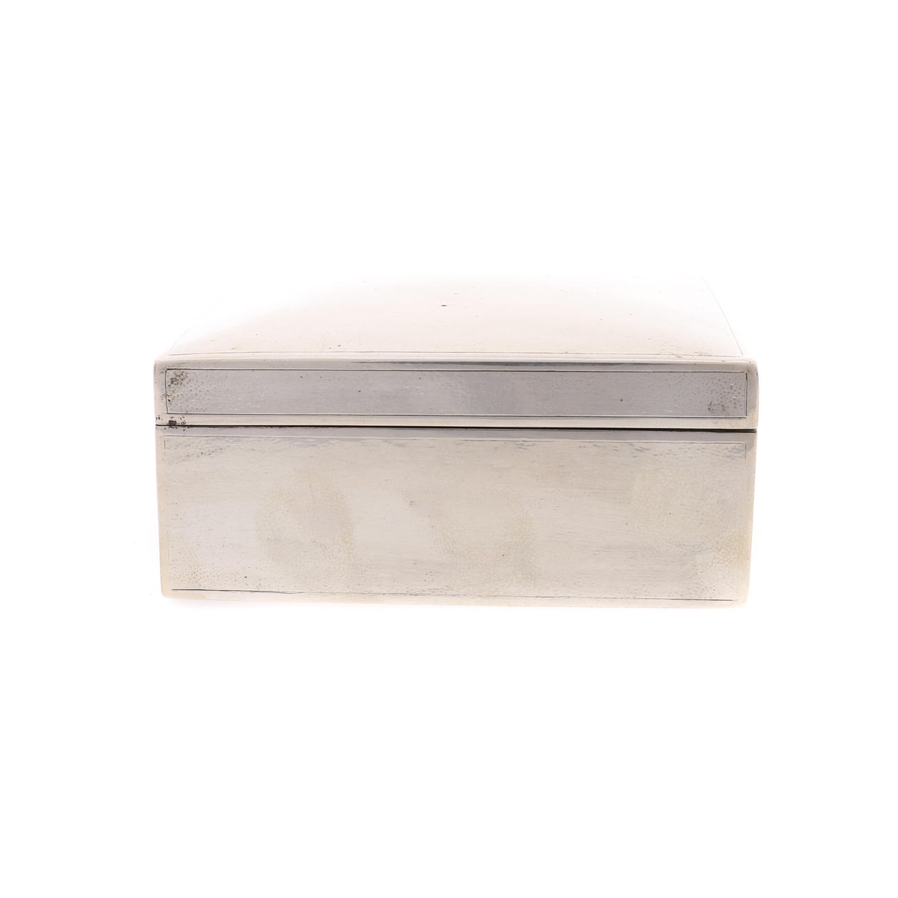 A CHINESE RECTANGULAR SILVER CIGARETTE BOX.