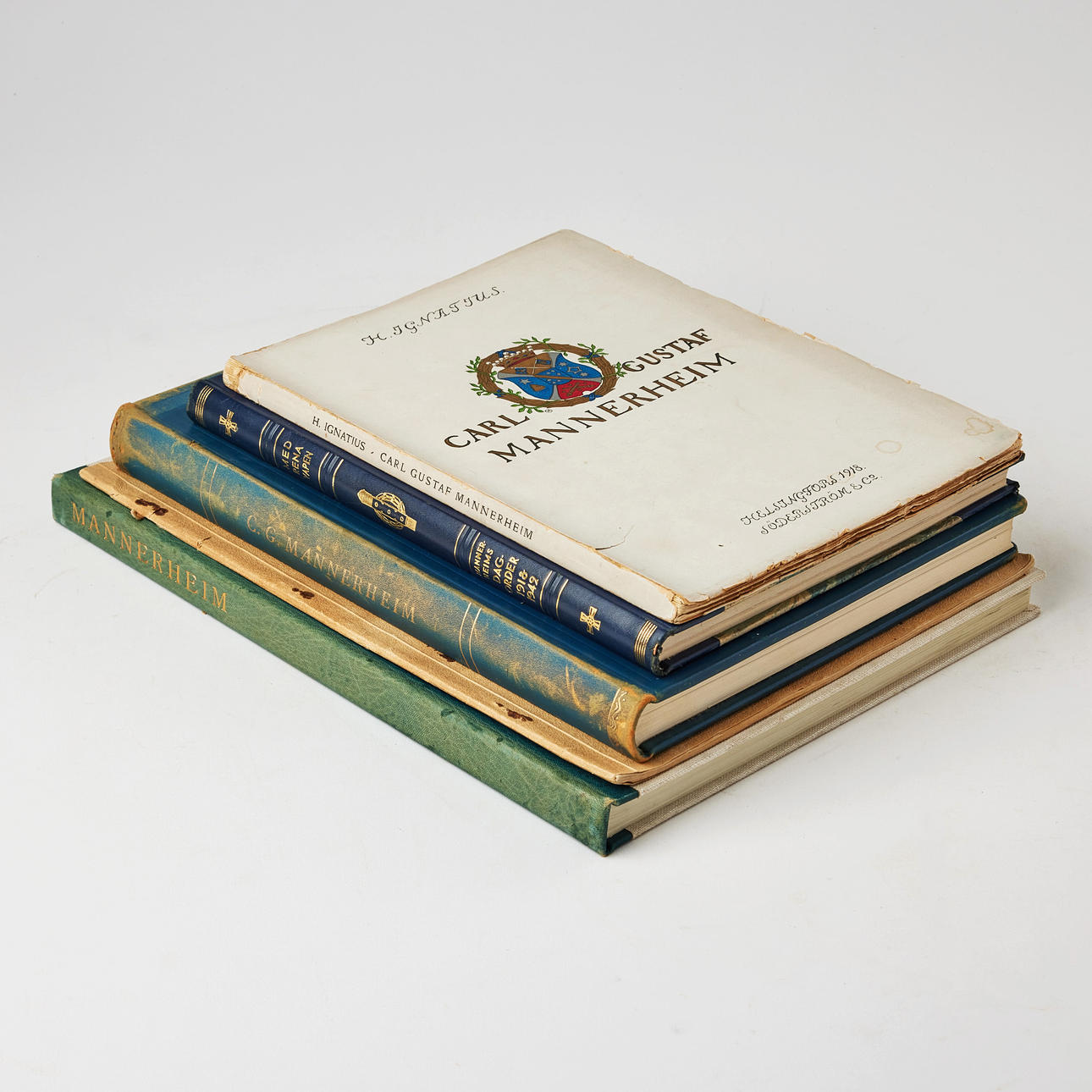 MANNERHEIM - BIOGRAPHIES ETC. 5 vols., i.a. With clean weapons. Field Marshal Mannerheim's agenda 1918-1942. Helsinki, Holger Schildt, 1942.