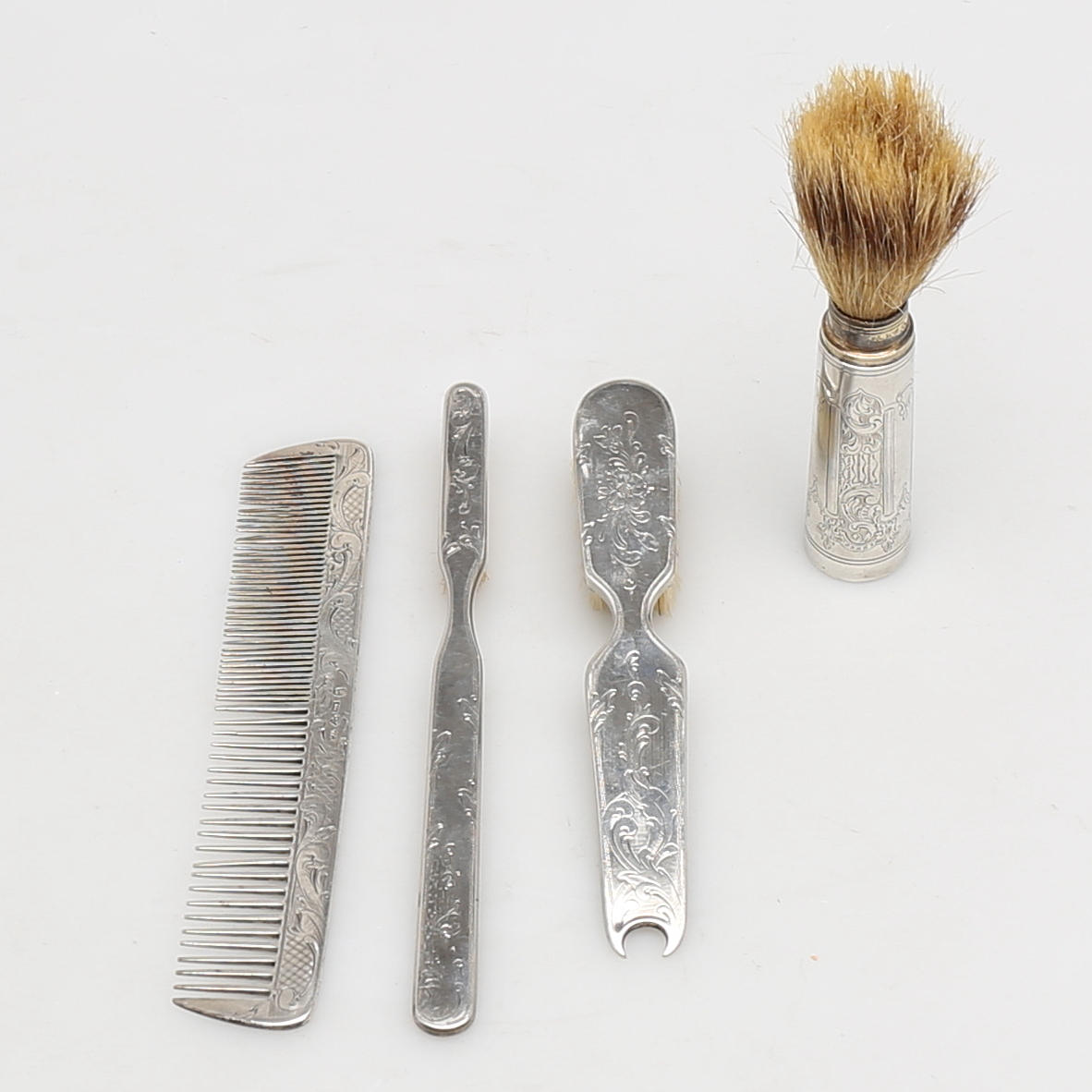 TOILETTESET i silver, 4 delar, ciselerad växtdekor, 1800-talets andra hälft.