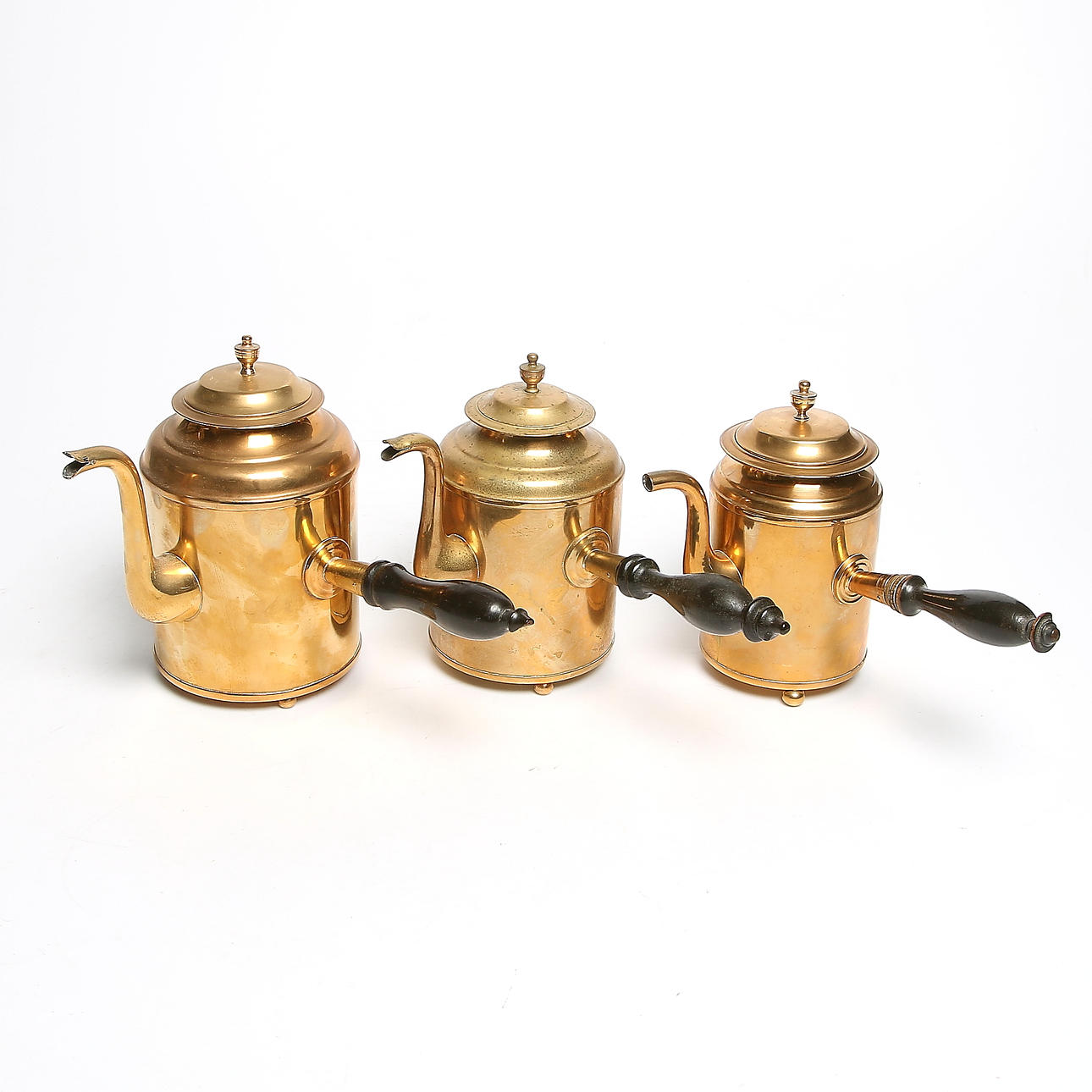 KAFFEKANNOR / SERVERINGSKANNOR, 3 st, mässing, 1/4 K, 3/8 K samt 1/2 K, Skultuna Bruk. 1824-1870.