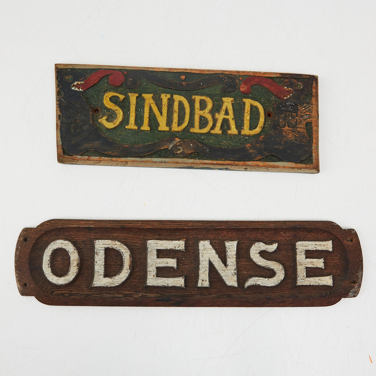 BÅTSKYLTAR, 2 st, "Sinbad" och "Odense", skuret trä.