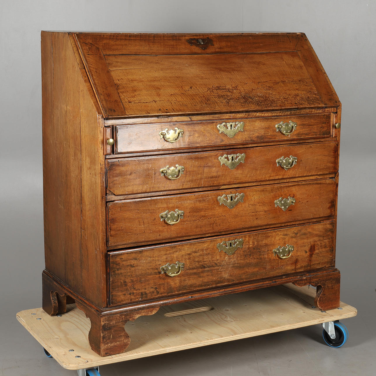 AN EIGHTEENTH CENTURY WALNUT BUREAU.