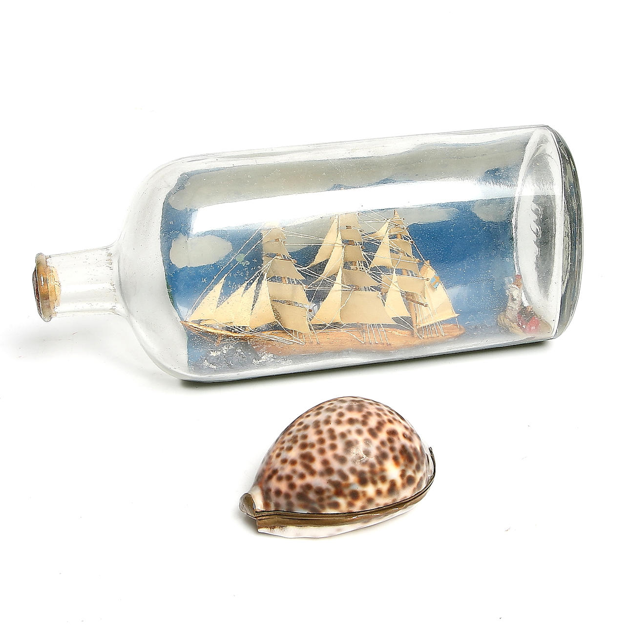 FLASKSKEPP samt DOSA av snäckskal. 1800/1900-tal.