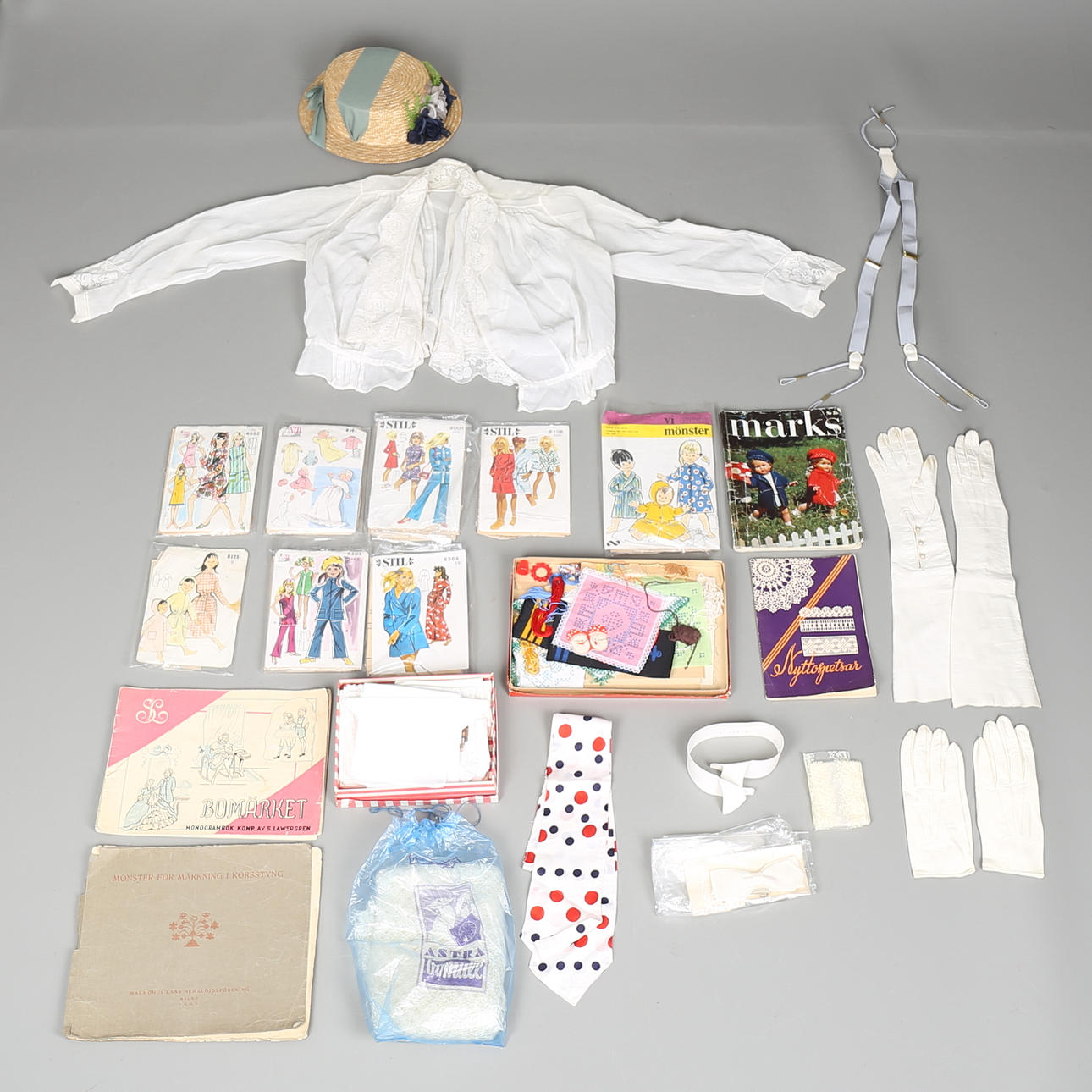 PARTI TEXTILIER, ett tiotal, bl a blusar, handskar, 1900-talet.