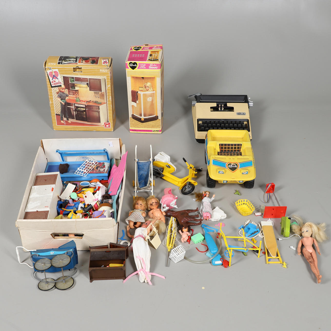 EN SAMLING AV 1980-talets SINDY-FÖREMÅL.