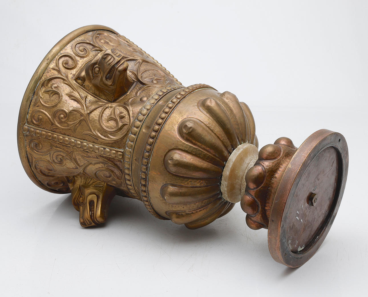 Historiker stil mässing och alabaster cup.