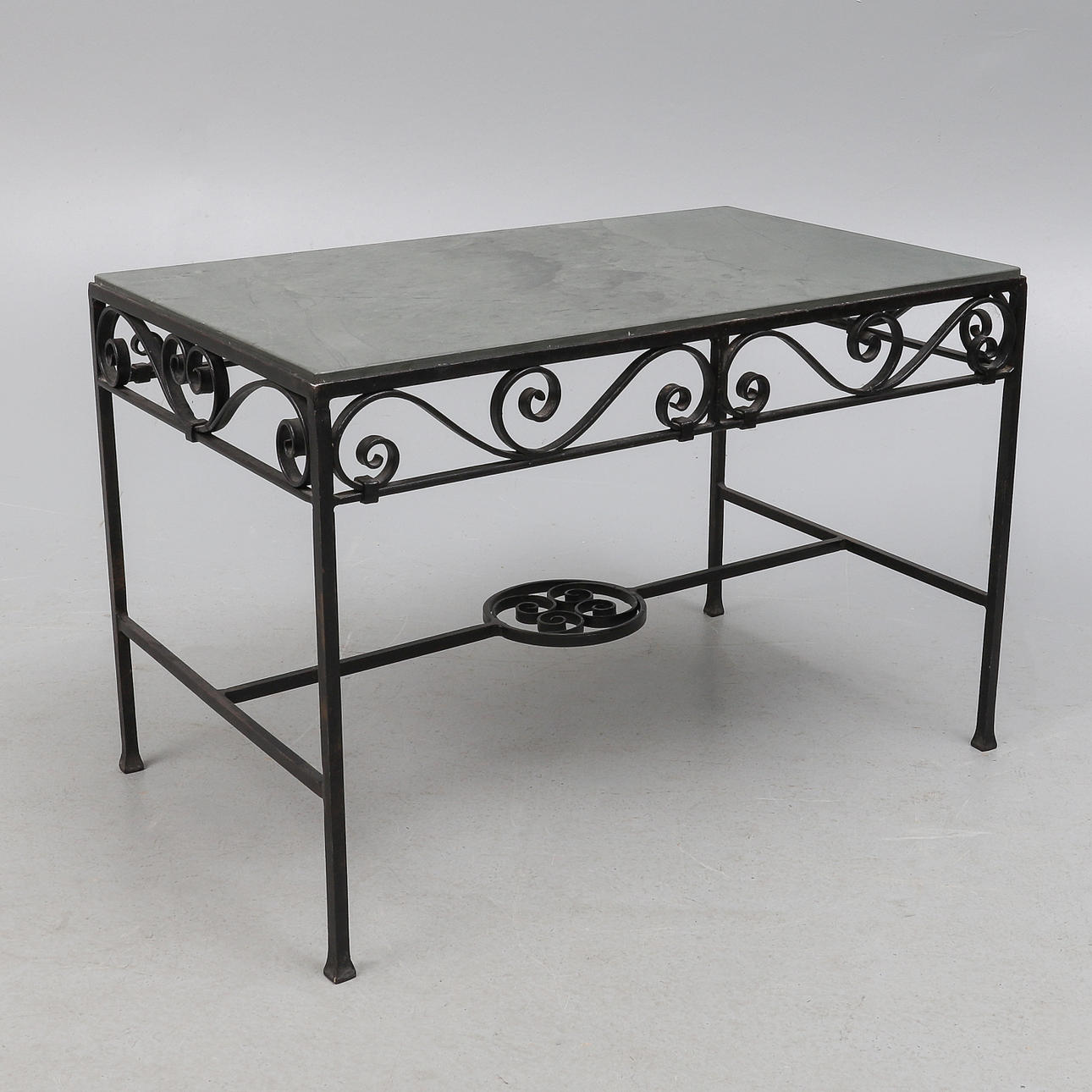 MESA BAJA DE CENTRO RECTANGULAR DE HIERRO FORJADO.