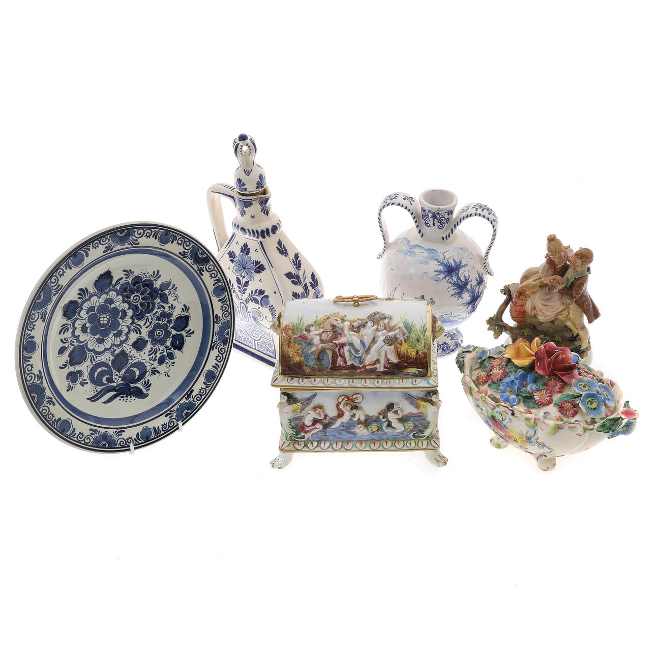 UN ATAÚD RECTANGULAR DE CAPO DI MONTE, SIGLO XX.