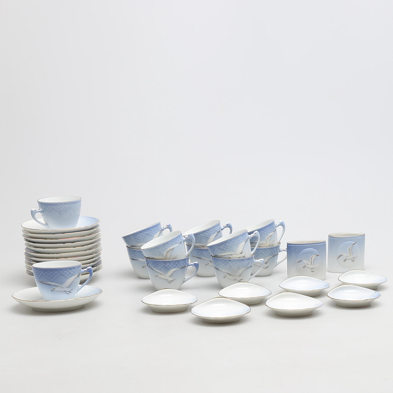MOCCASERVIS i porslin, 33 delar "Blå måsen" Bing & Gröndahl. Danmark.