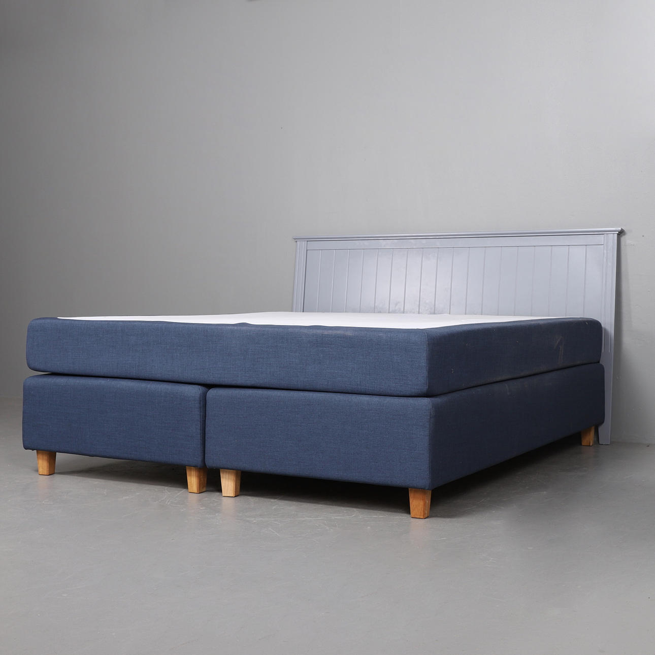 CONTINENTAL BED, Atlantis Vila, newer manufacture.