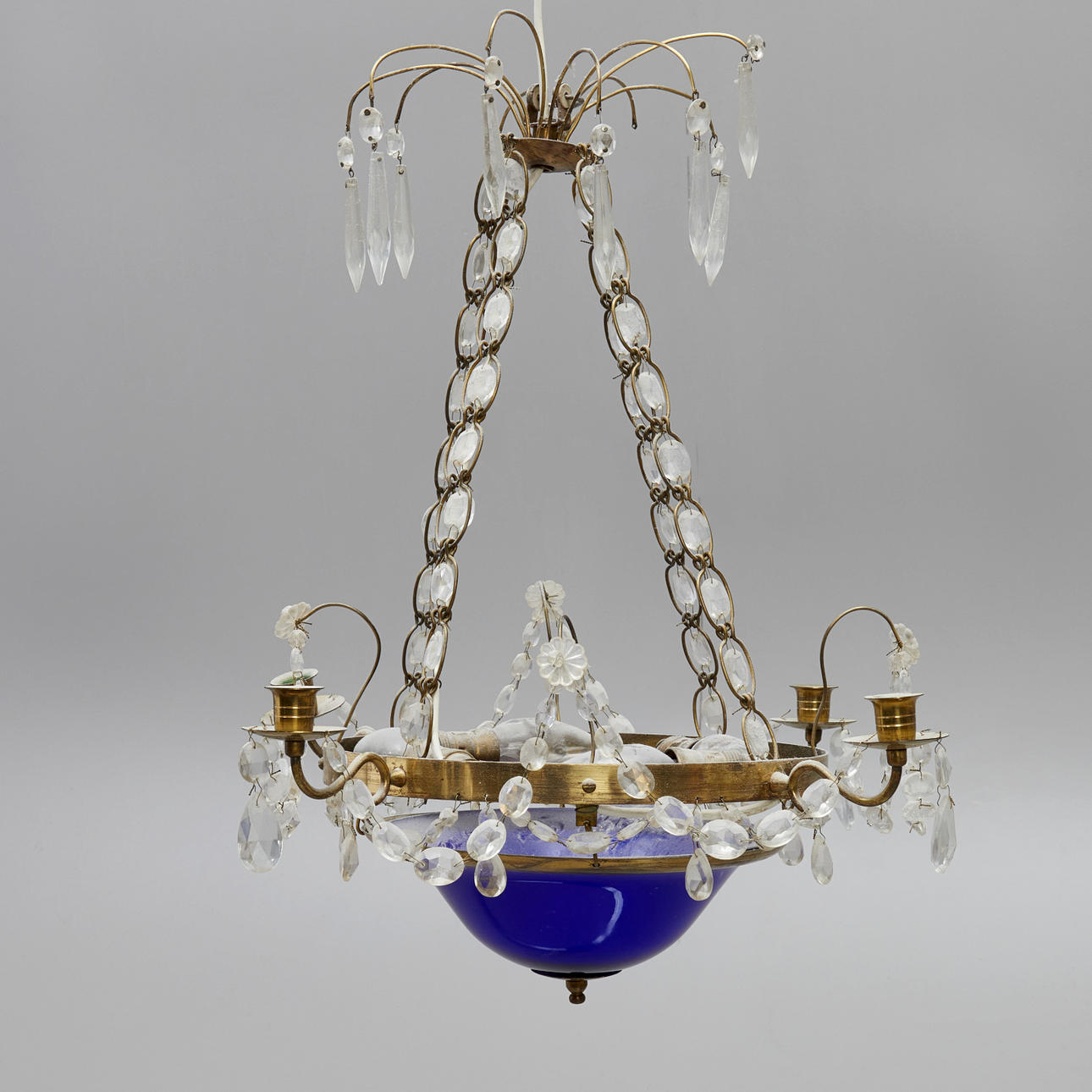 LJUSKRONA, 1900-talets första hälft, mässing och prismor, blå glasskål ...