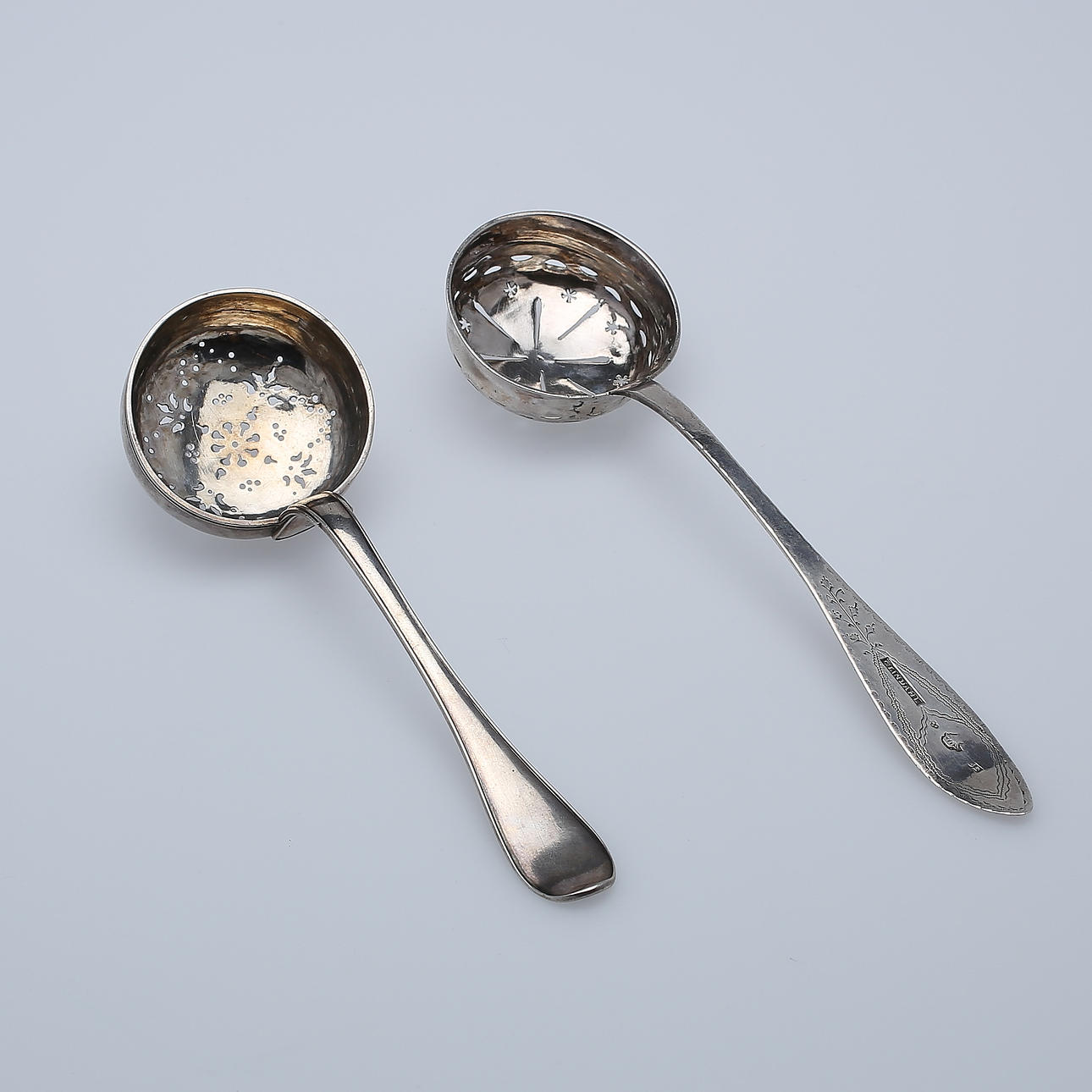 STRÖSOCKERSKEDAR, 2 stycken Silver.