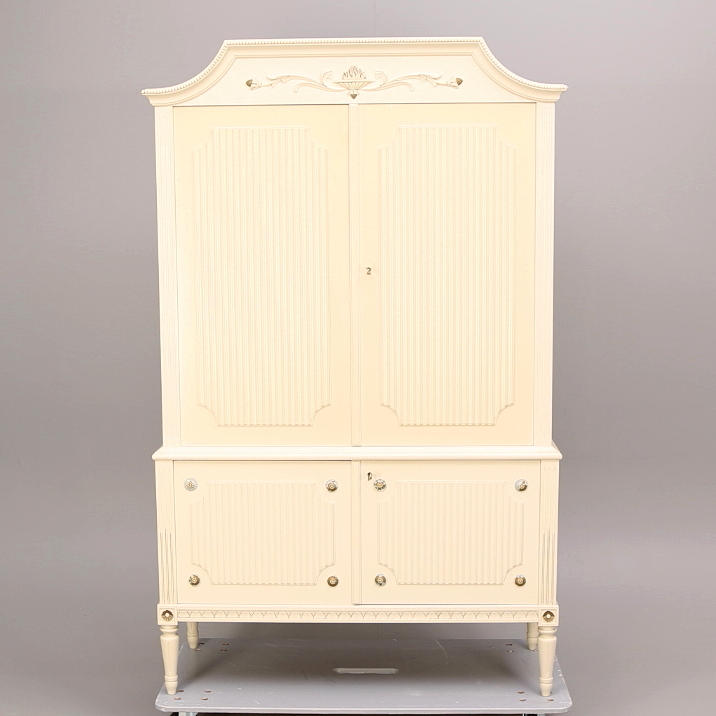 MATSALSSKÅP, gustaviansk stil, 1900-talets andra hälft.