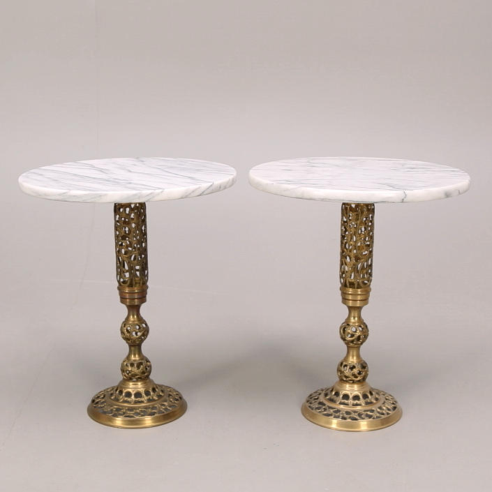 PELARBORD ett par, mässingfot med stenskiva, orientalisk stil, 1900-tal.