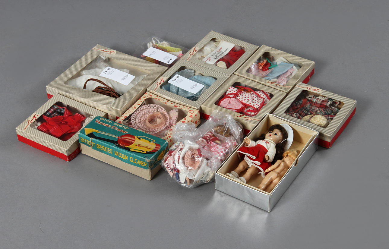 GINGER-DOCKA MED TILLBEHÖR.