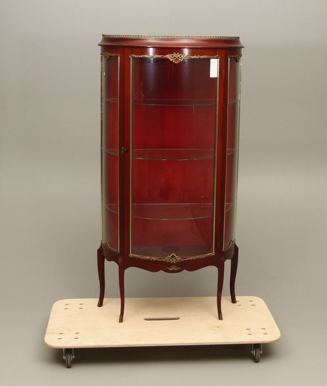 VITRINSKÅP, Louis VXI-stil, 1900-tal.