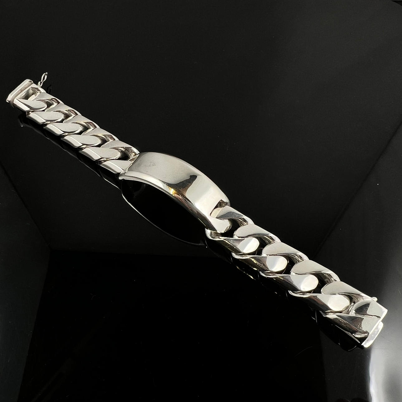 Kantstensarmbånd med graveringsplade.