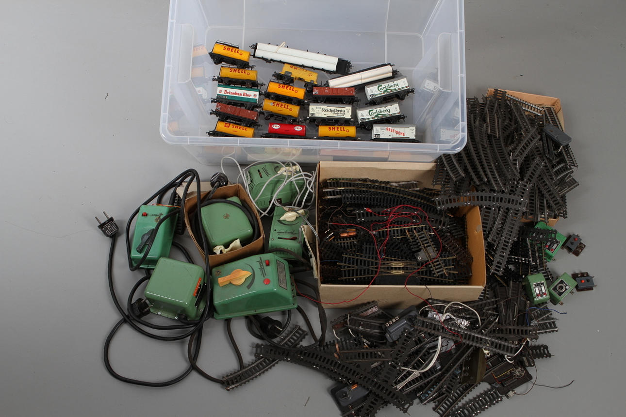 FLEISCHMANN större mängd tillbehör, räls och växlar. Trafos, Cirka 20 äldre vagnar.