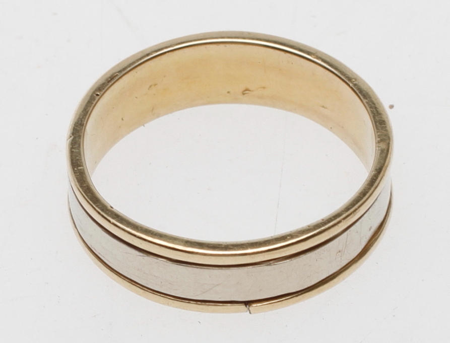 RING, 18k guld, vikt ca 7 gr.