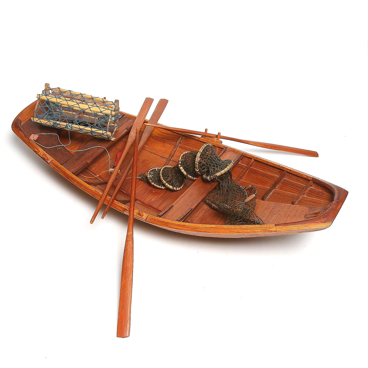 MODELLBÅT med ÅROR samt KRÄFTKORGAR, 7 delar, trä, eka. 1900-tal.