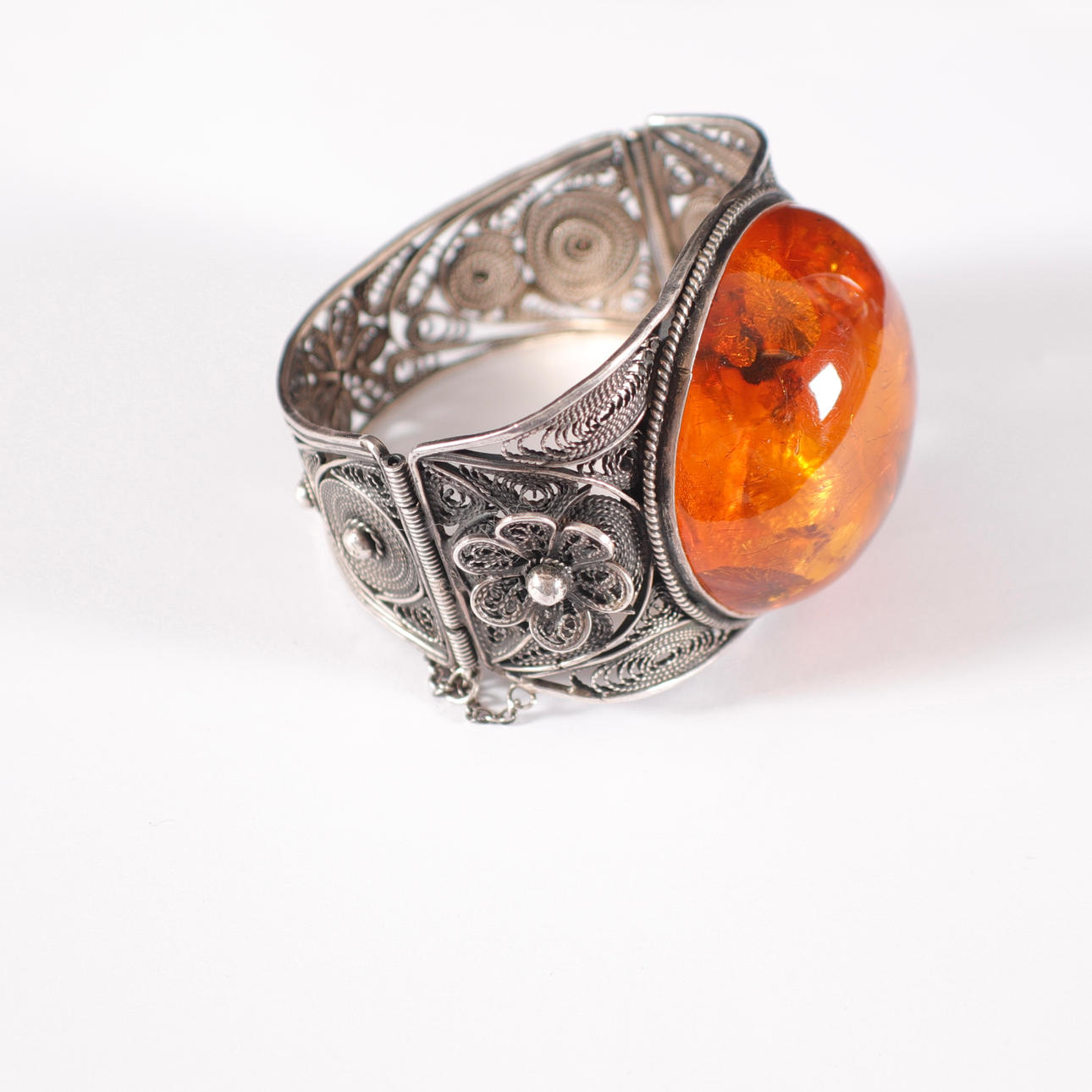 PULSERA, plata con ámbar, siglo XX.