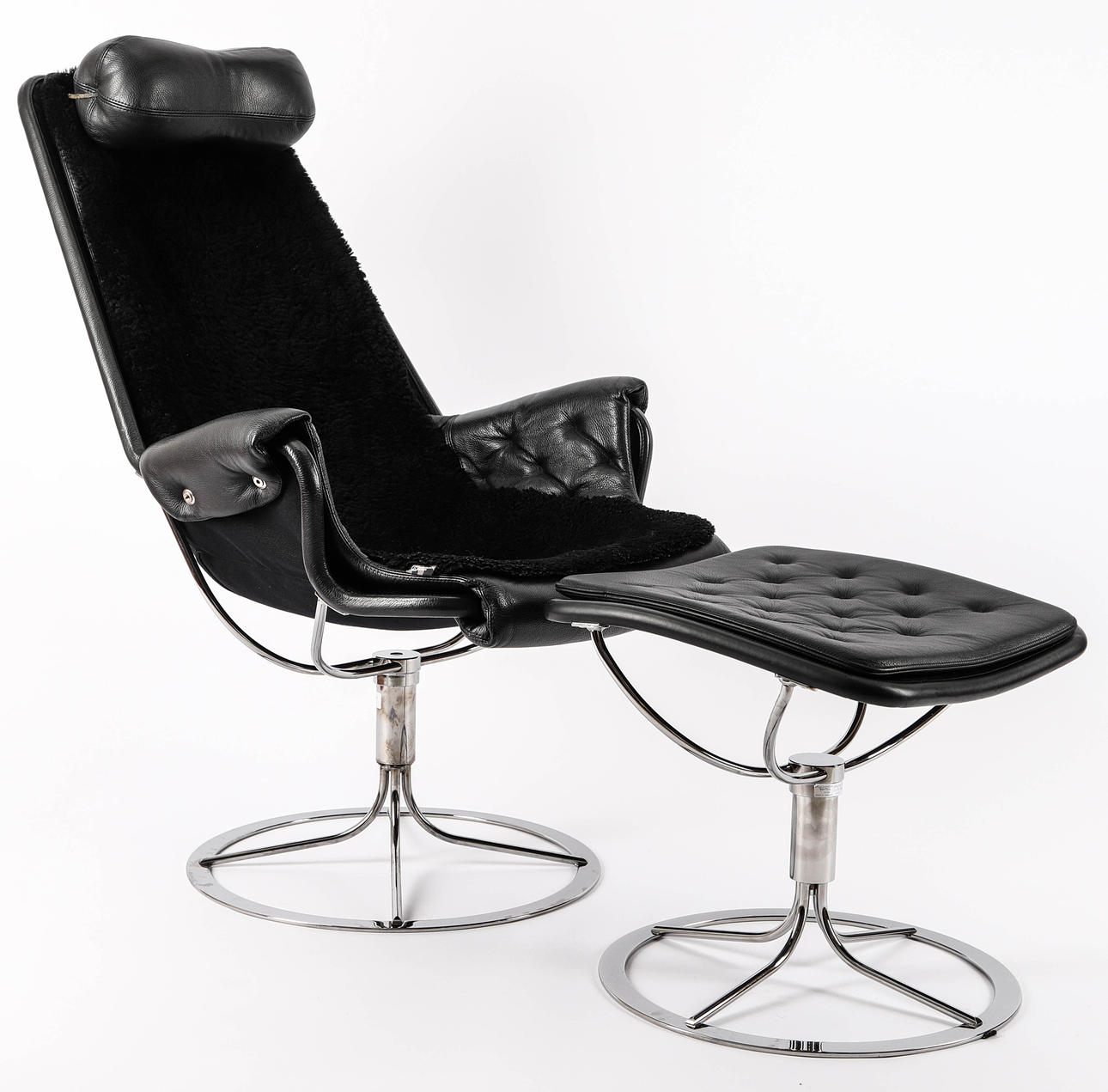 BRUNO MATHSSON. "Jetson" mit Hocker und Lammfellbezug, DUX.