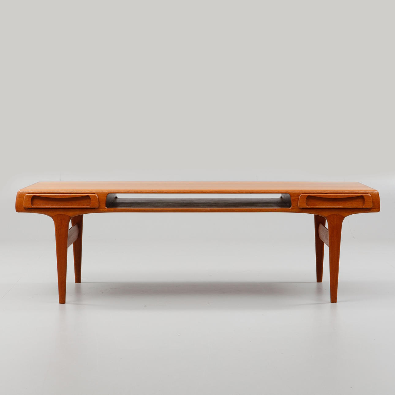 JOHANNES ANDERSEN. Tisch, Mitte des 20. Jahrhunderts.