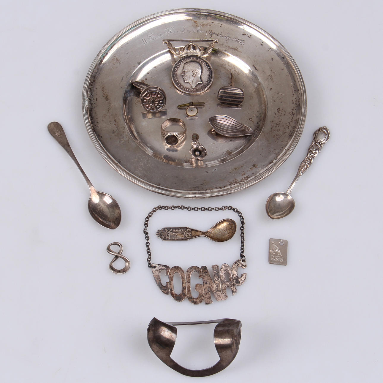 SILVERFÖREMÅL, 15 delar, delvis skedar och fat, ca 236 gram.