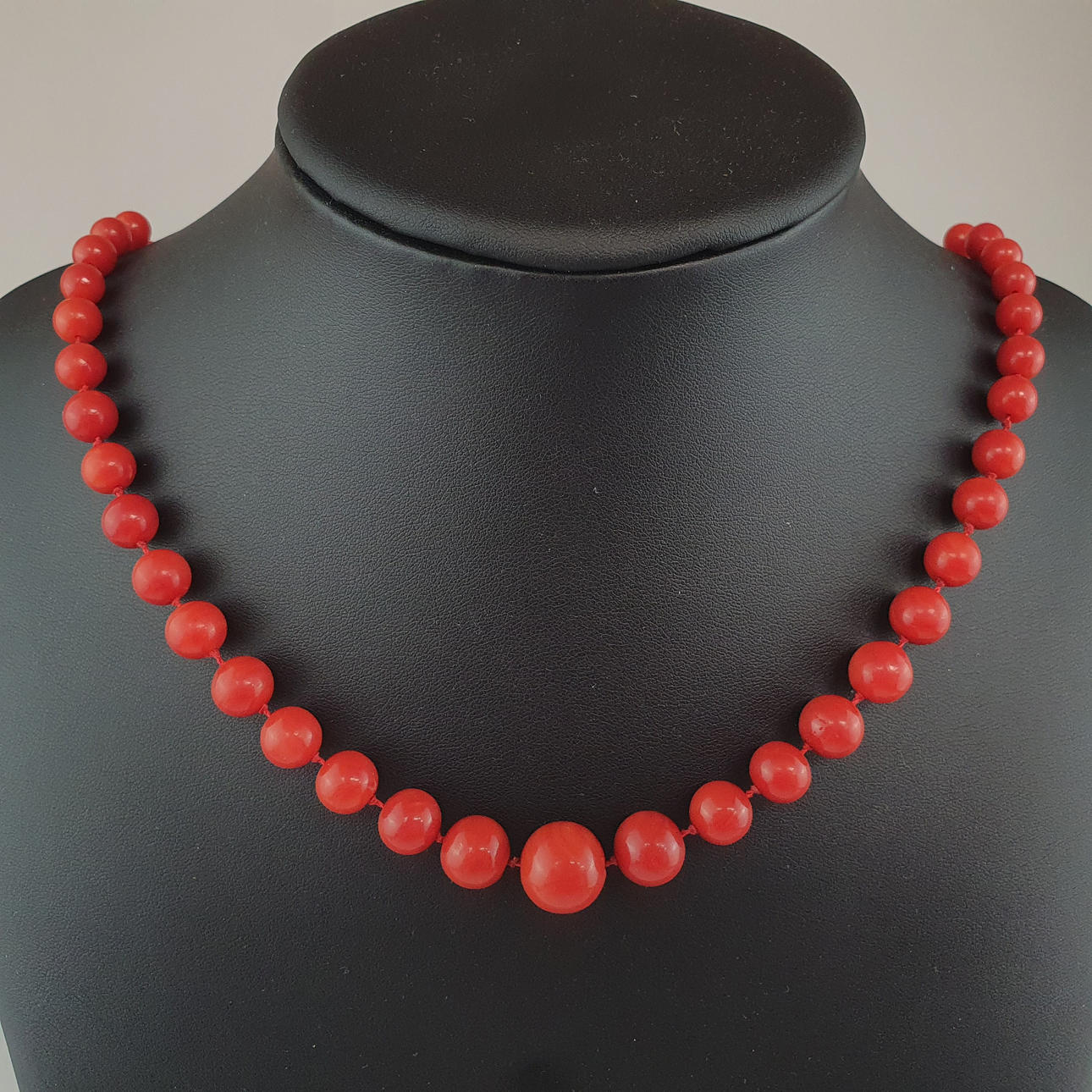 - COLLAR DE CORAL con cierre de oro.