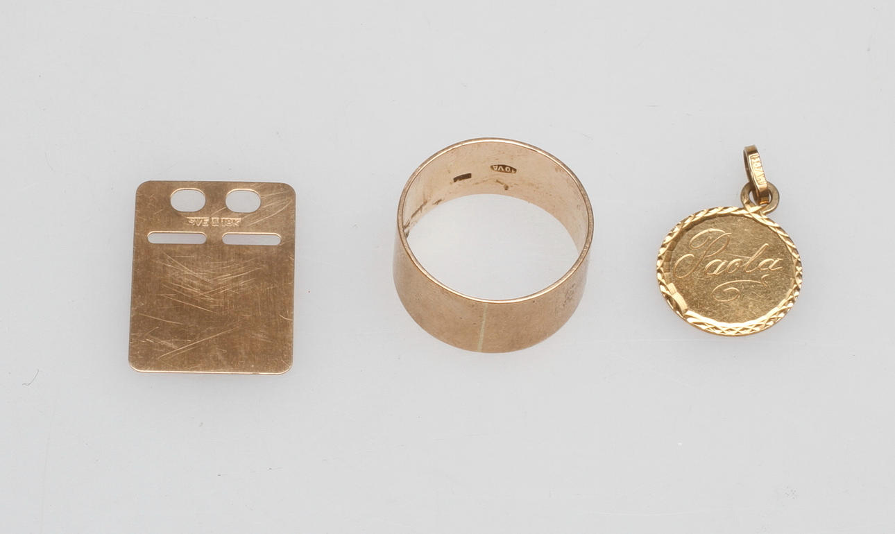 RING, 1 st samt HÄNGEN, 2 st, 18k guld, vikt ca 8,3 gr.